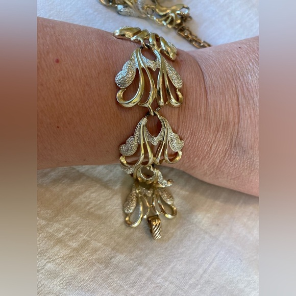 Sarah Coventry Vintage Ornate Necklace and Bracelet Set - Picture 6 of 9